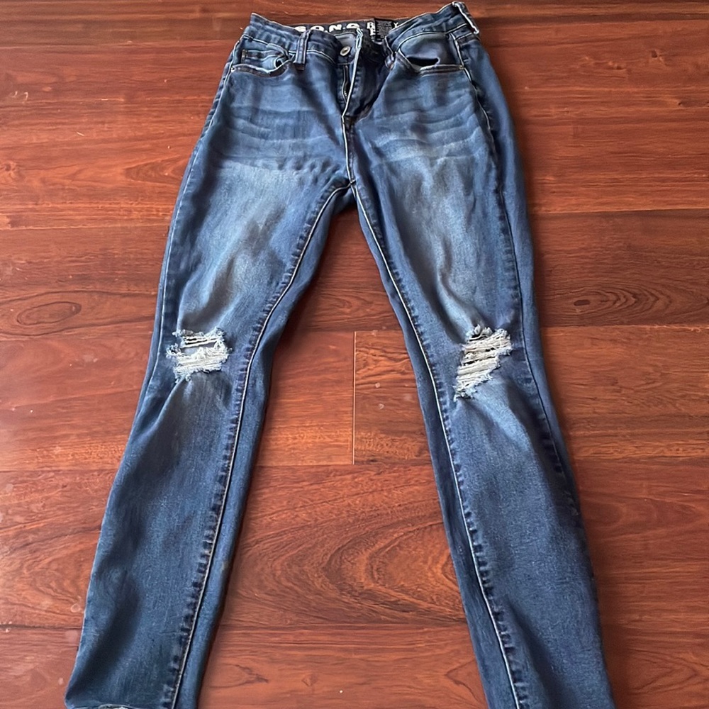 Blue jeans. Size 5/27. They are high rise with skinny ankle.